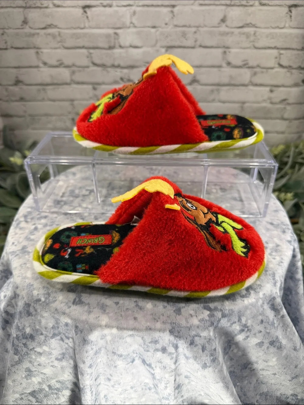 GRINCH “Max the Dog” Red Fuzzy 3D Character Slipper Slides Boys Size 9/10 ❤️